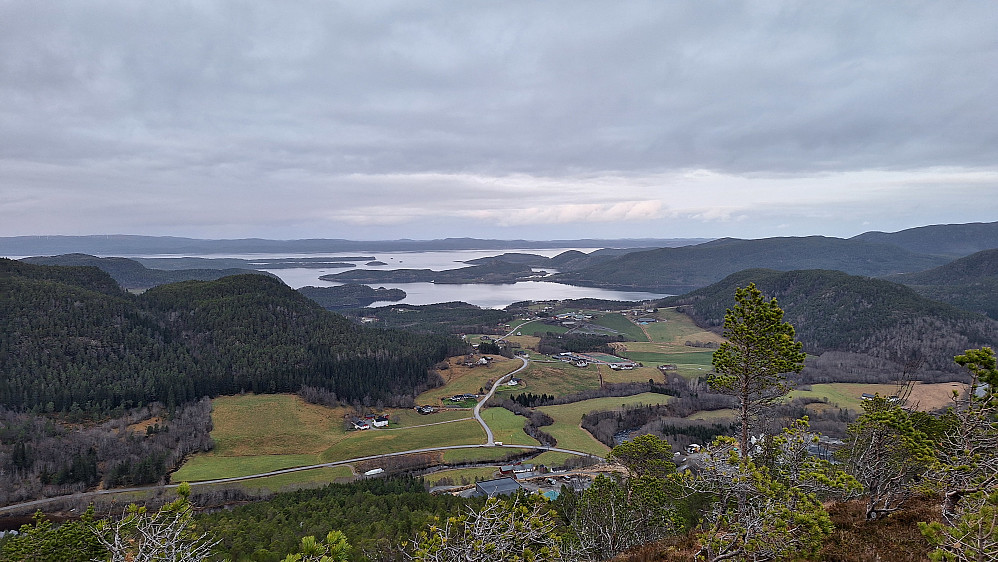 Mot Hellandsjøen.