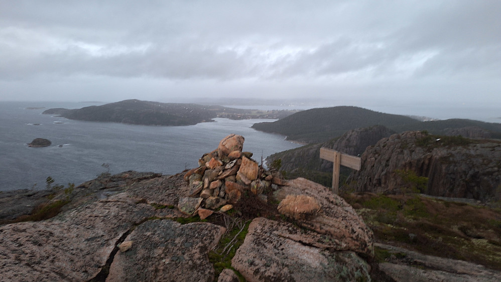 Husfjellet vest. Klin umulig å holde mobilen i ro i vinden.