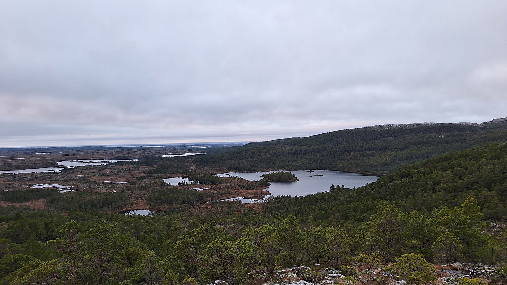 Setervatnet. Veien runder i høyre kant.