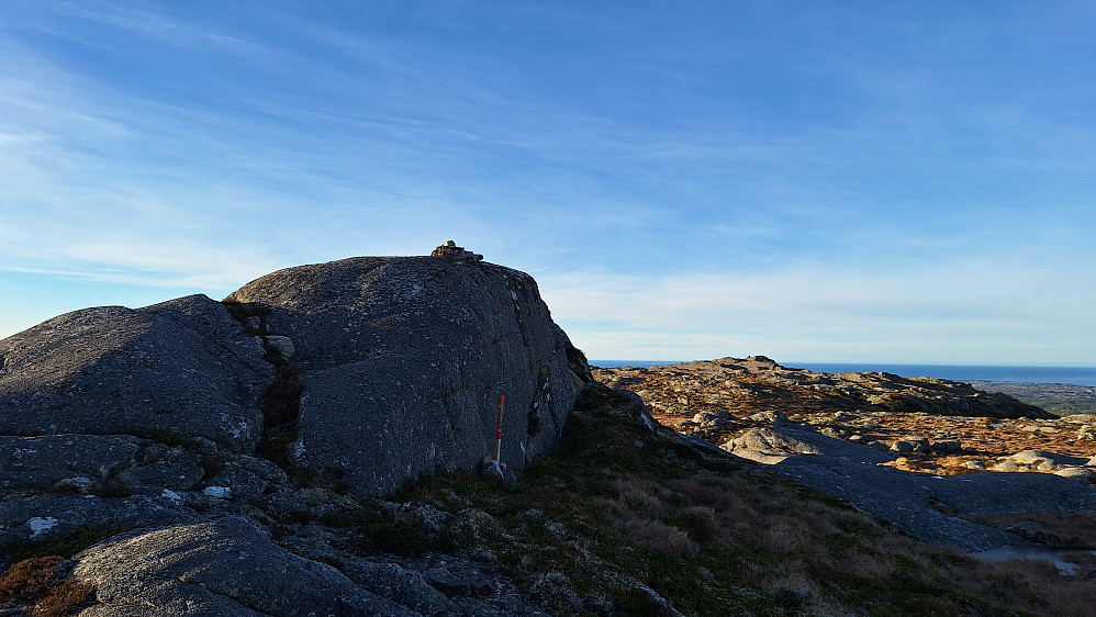 Skårfjellet vest med stolpe.