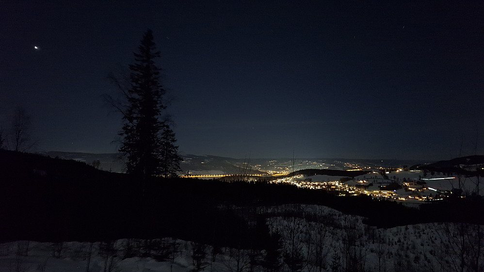 Moelv nærmest med Biri på andre siden av Mjøsa. 