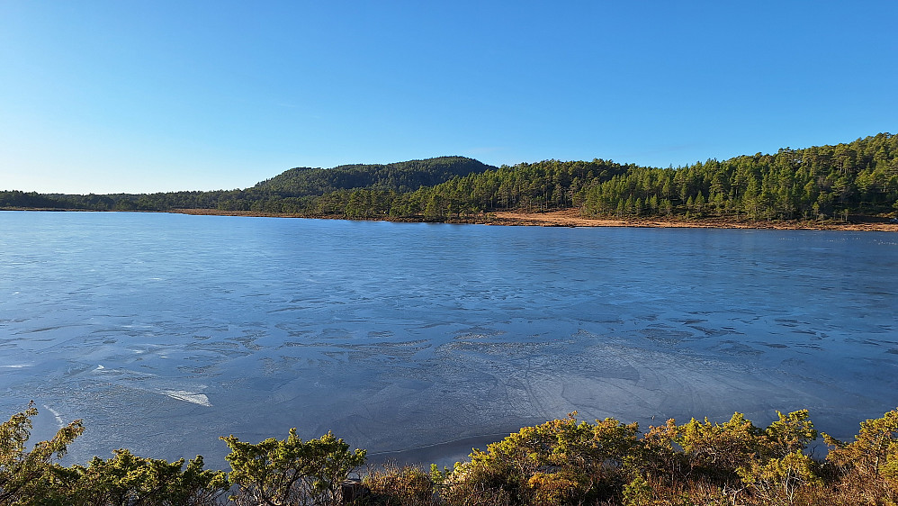Hifjelletvannet med Hifjellet bak. 