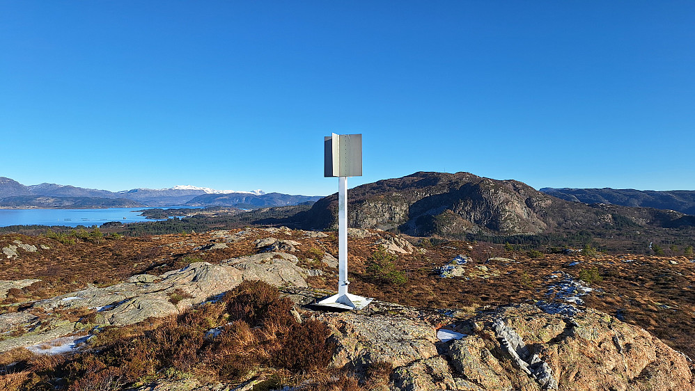 Einingsfjellet bak.