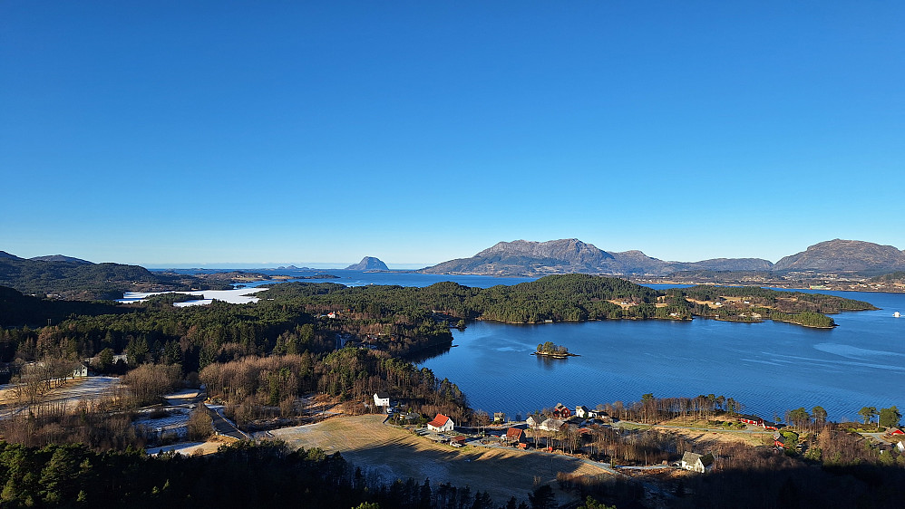 Utsikt vestover fra en knaus underveis. 