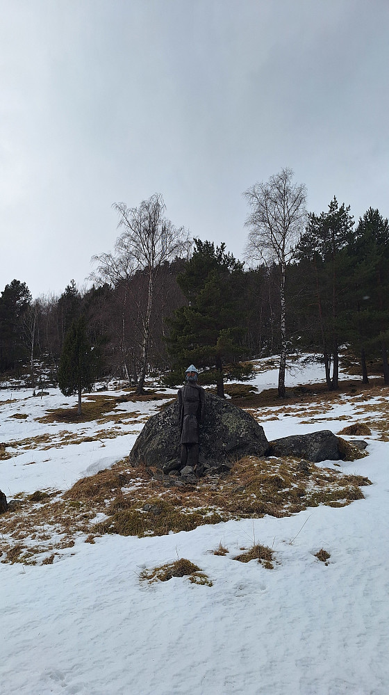 Sverre vokter stien sin.