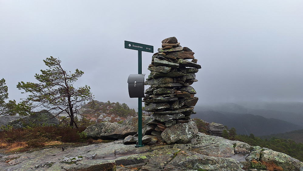 Vindfullt på Rossvikheia vest med østtoppen bak.