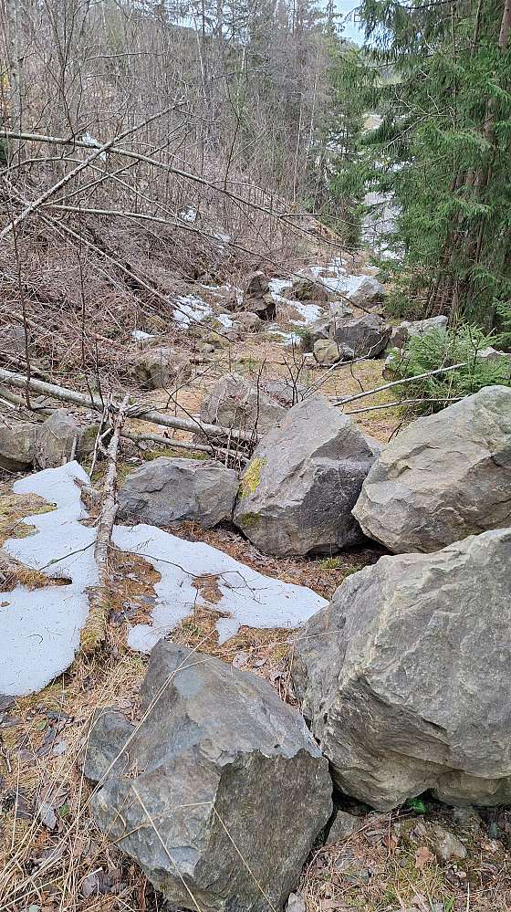 Ymse sprengningsrester i stien langs fjelltaket.