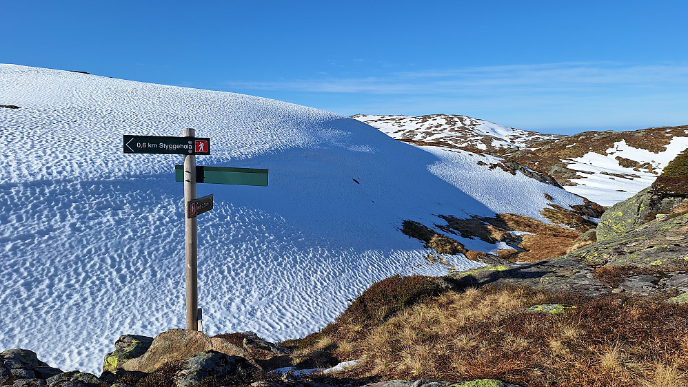 Stikryss 600 meter før Styggeheia med Taket bak.