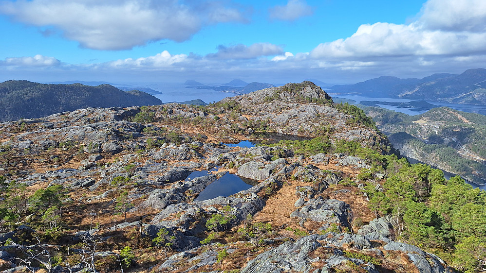 Tilbakeblikk mot Sandviksfjellvarden og ruta mi til Egga. 