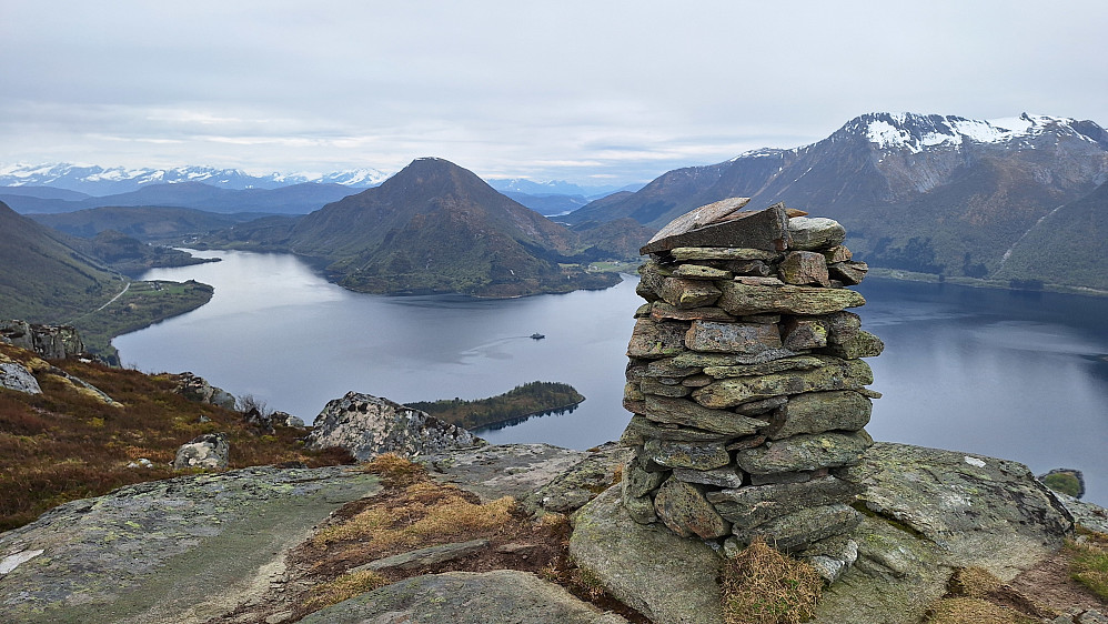 Grøtshornet midt i og Vatnefjorden. 