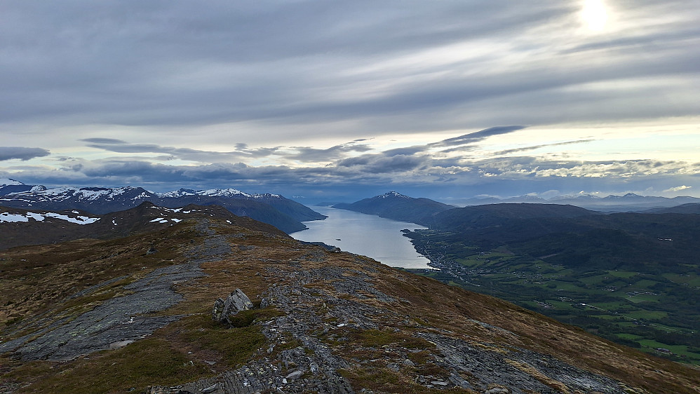 Eidsvåg nærmest og Skåla i bakgrunnen. 
