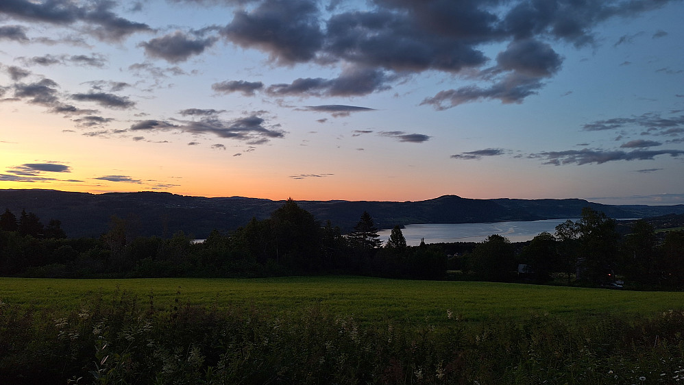"Såmmå å je æ hen i væla bære je ser Mjøsa ". Nattevakt sommerstid kan være veldig fint :-)