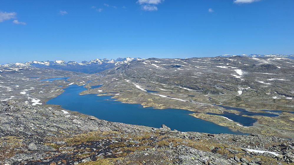 Mot Langtjønne og Midttinden. 