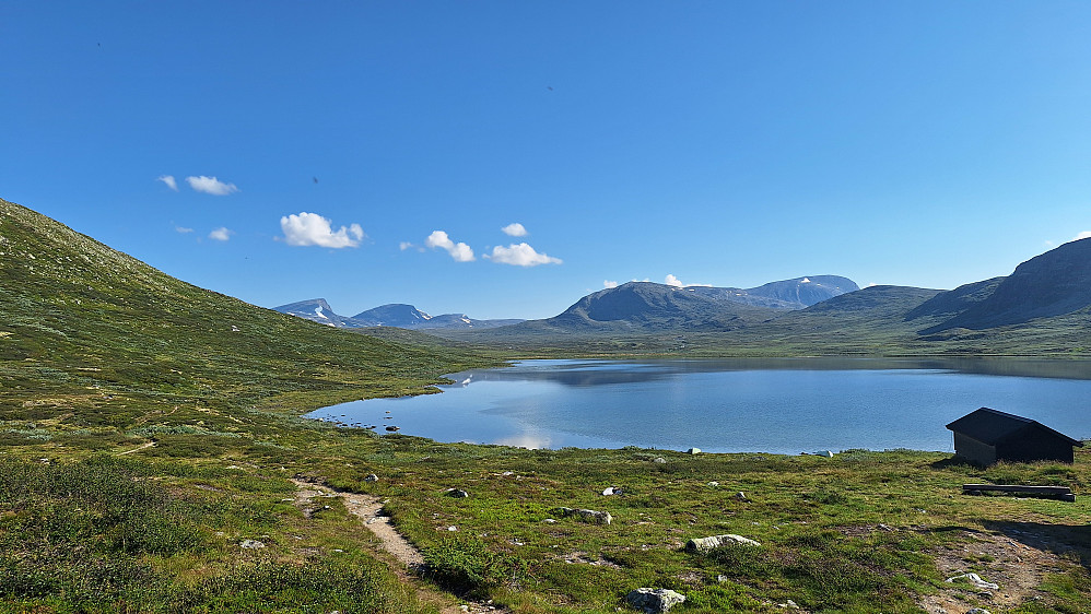 Lesjøen med Storskrymten i det fjerne. 