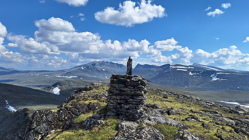 Mot Snøhetta.