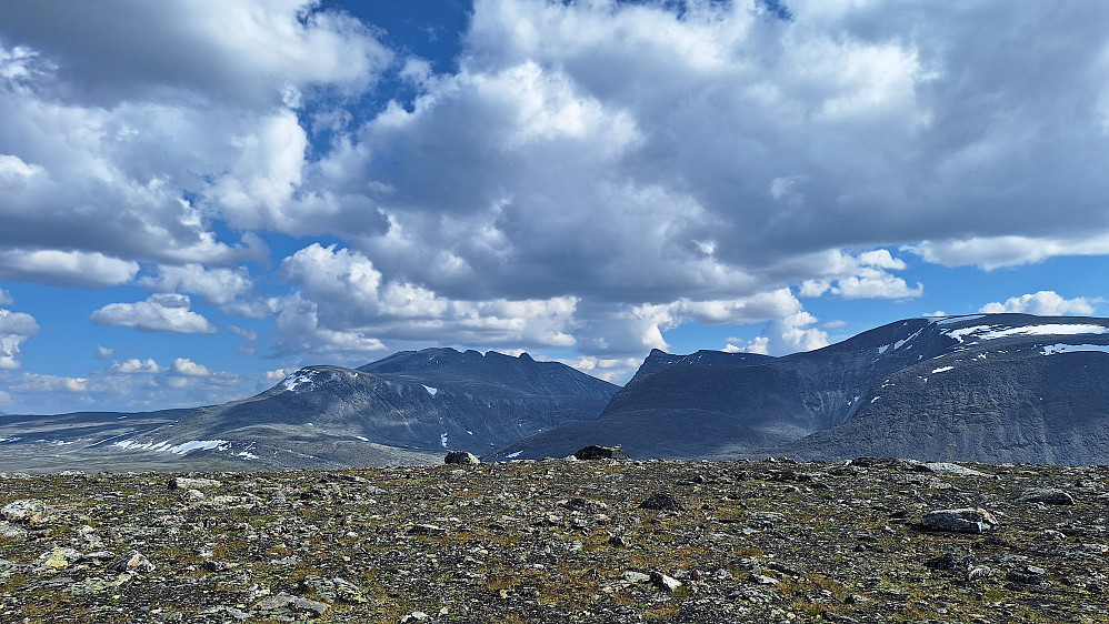 Midtre Skulan mot stortoppene på Dovrefjell. 