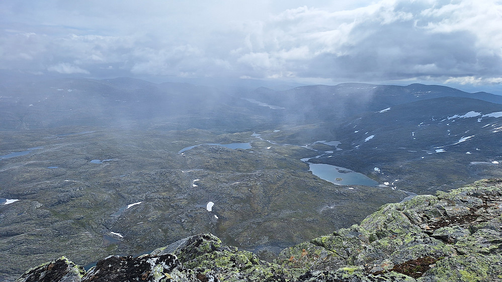 Mjogsjøen bakerst.