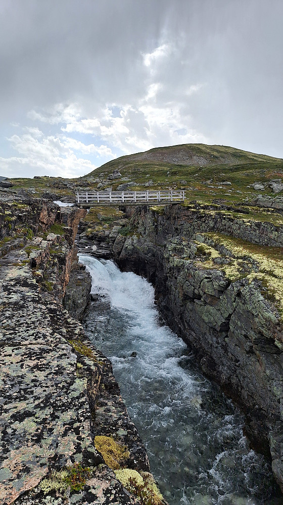 Ca. 6,5 km innover Asbjørnsdalen kan man gå tørrskodd over Asbjørnsåe.