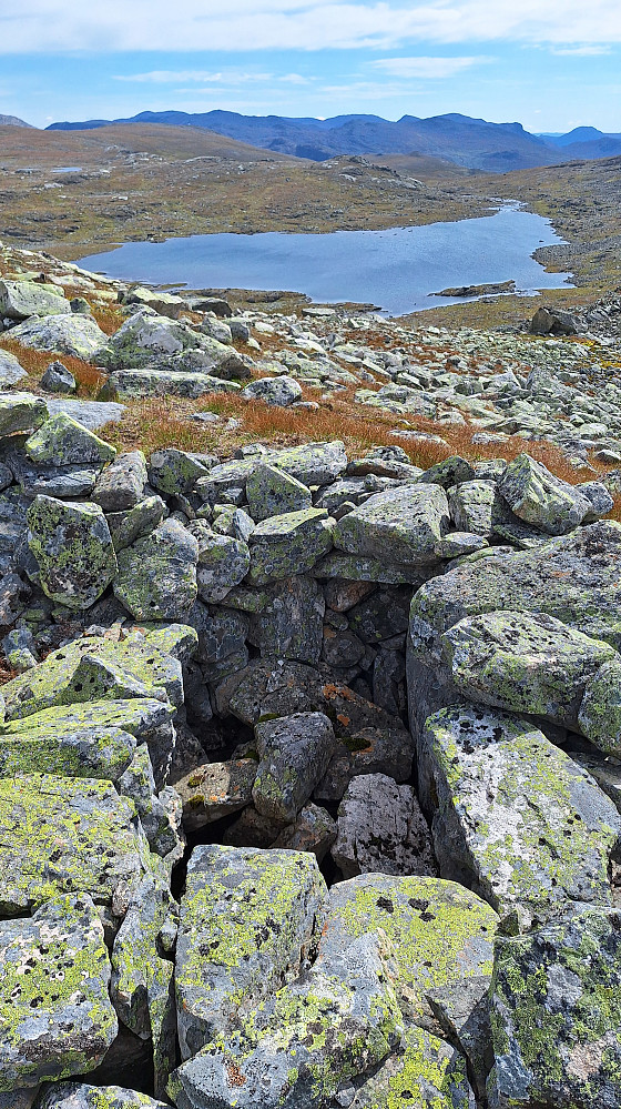 Fangstgrav i skaret over Storebottjernet.