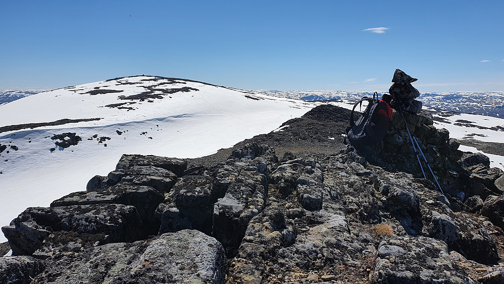 Jeg er på Høgeloft Nordtoppen (1900). Mye snø igjen i nordsiden på Høgeloft (1920), som er bak til venstre. Mine spor ses i snøen midt i bildet, og litt opp mot venstre.