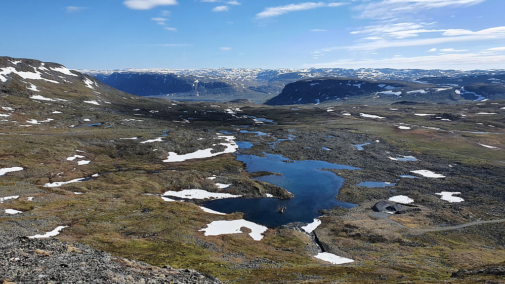 Utsikt sørover fra Solhaugen (1531). I bakgrunnen og litt til venstre ser man en bit av Eldrevatnet og riksvei 52.