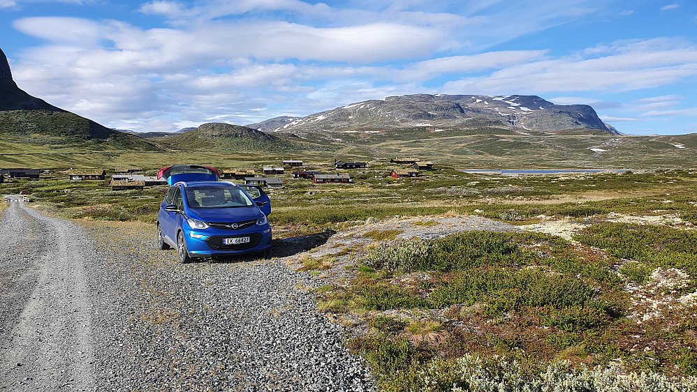 Parkeringslomma rundt 140 meter fra riksvei 52. Bak til høyre er Store Jukleeggi. Selve Høgeloft ligger for langt bak til å være synlig.