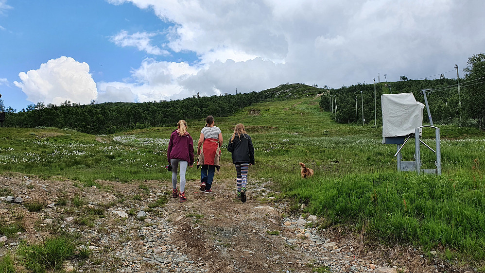 I nederste del av alpinbakken som går oppover mot Killingnuten fra Rauland høgfjellshotell.