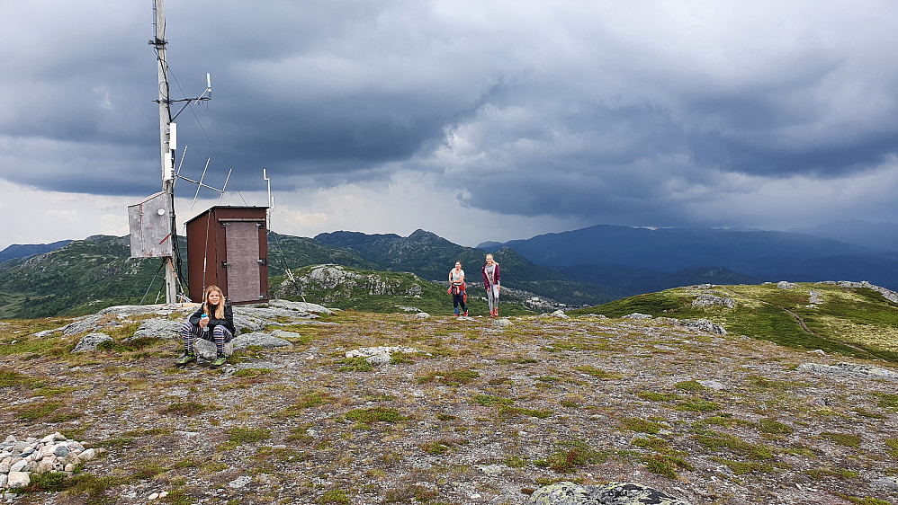 På toppen av Killingnuten (1144). Bak kommer de tunge skyene som det snart skulle begynne å regne og tordne fra.