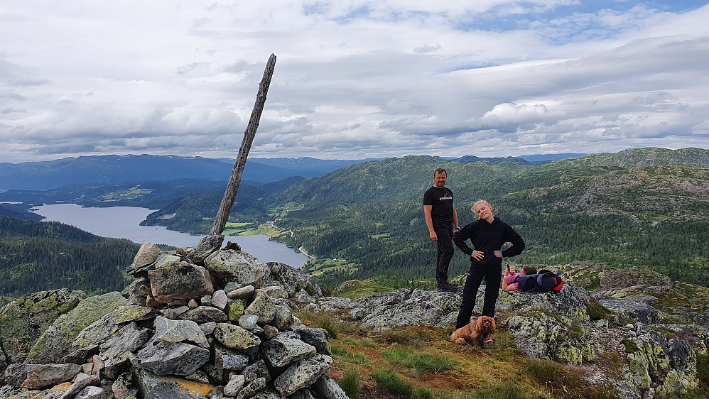 På toppen av Mjøltenuten (1123). Innsjøen nedenfor til venstre er Lognvikvatn. Hytta vi leide ligger i skogen temmelig midt i bildet, til høyre for vannet.