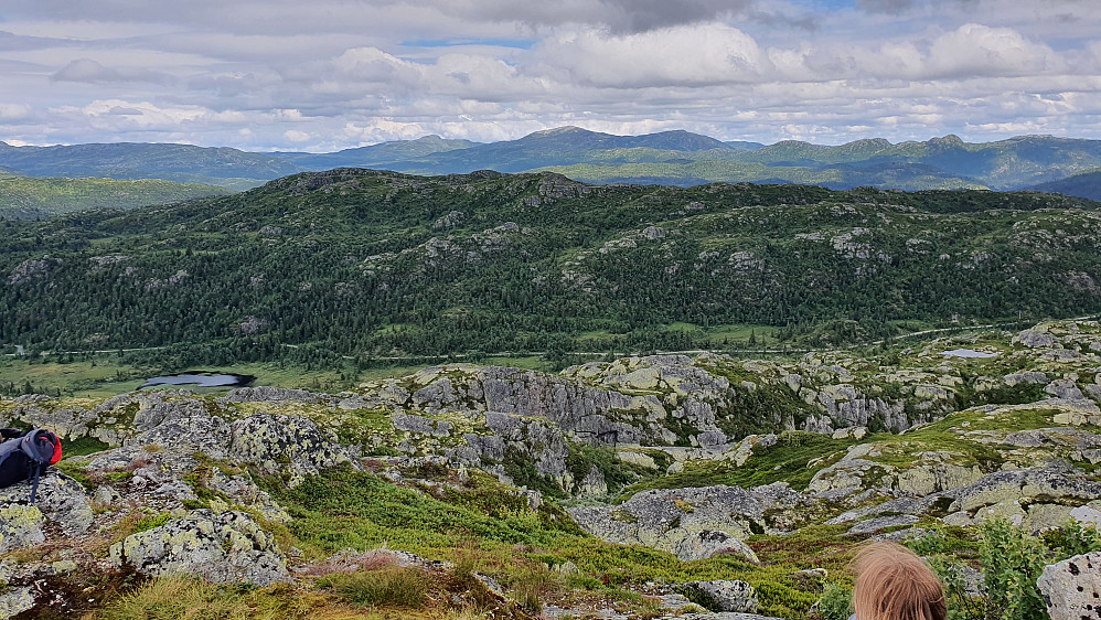 Vi står på Mjøltenuten (1123) og ser over mot Heidalsnutan (1103), som er nærmeste fjellet bak, til venstre i bildet. Turen dit gikk vi på feriens siste dag.