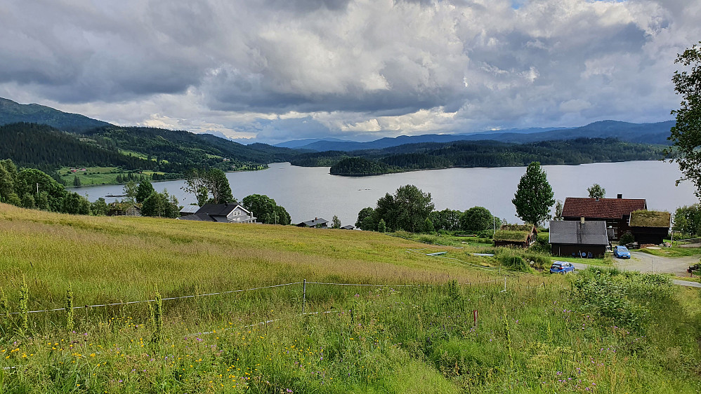 Fra returen, hvor jeg straks er tilbake blant gårdene og husene langs Runningdalen. Det store vannet er sørenden på Totak. 