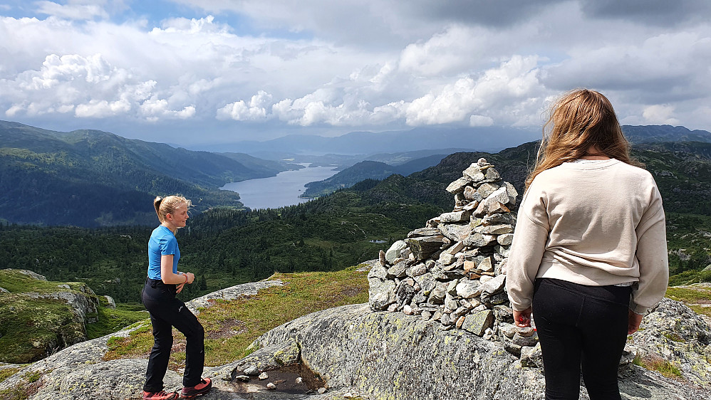 På toppen av Heidalsnutan (1103). Utsikt vestover. Innsjøen i bakgrunnen er Lognvikvatn.