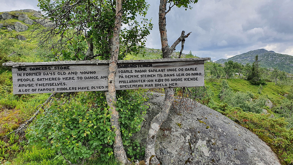Infoskiltet som henger ved Dansarsteinen.
