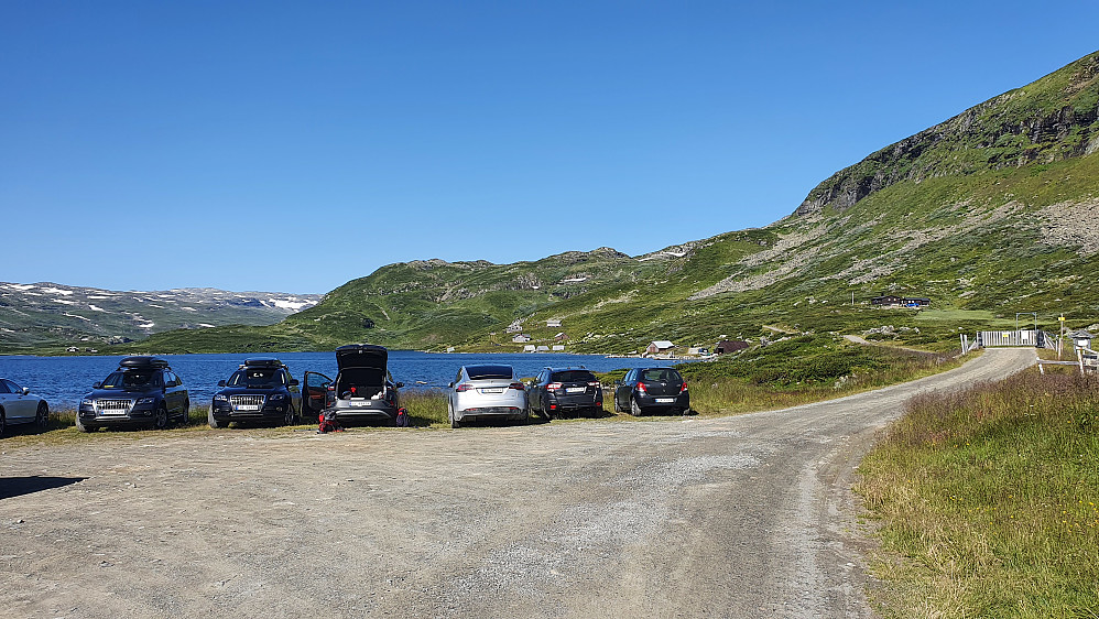 Parkeringsplassen ved Toviki, som ses i bakgrunnen.