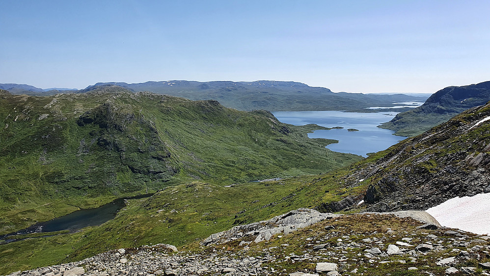 Vi er straks oppe på bandet nord for Iungsdalsnuten (1479) og ser nedover fjellsiden vi nettopp hadde gått opp, og tilbake mot Iungsdalsvatnet og Djupsvatnet.