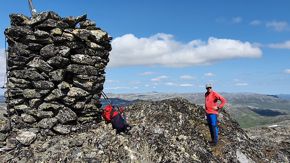 På toppen av Halldalsnuten (1764). Fjellet som rager litt høyere enn de andre langt bak og midt i bildet, er Raudbergnuten (1819).