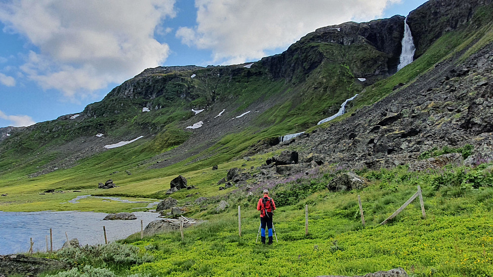 Vi nærmer oss Systrandfossen, som er oppe til høyre. Nede til venstre ses bekken fra denne fossen. Det var der Erling hadde uhellet da han skulle hoppe over.