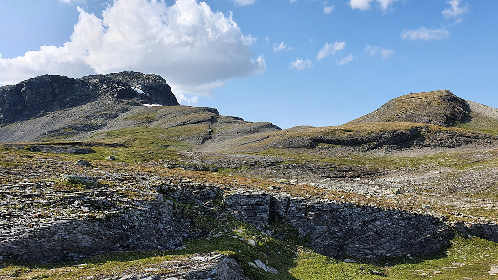 Jeg nærmer meg 1500 moh, hvor fjellet i et område har et annerledes og ganske stilig utseende. Ruta videre går opp mot snøfonnene til venstre.