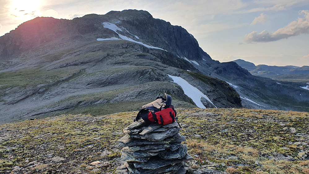 Toppvarden på Sørøst for Blåbergsnuten (1521) helt i forgrunnen. Bak er Blåbergi. Ruta forbi den bratte hammeren går like til venstre for de øverste snøfonnene.