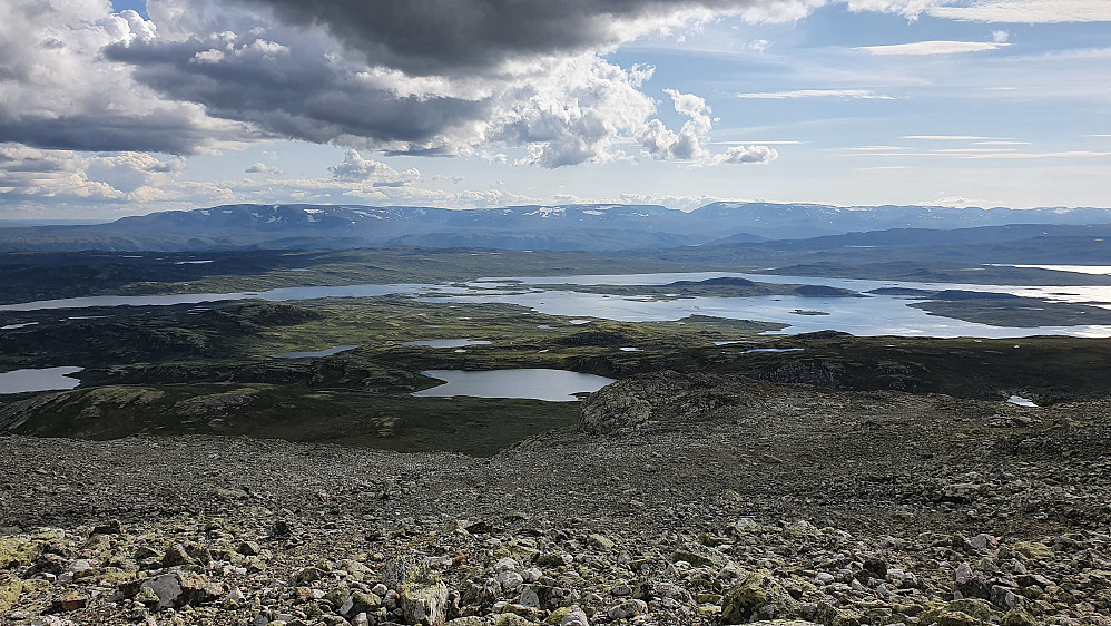 I ura på vei ned mot renna, som man ser begynnelsen av litt lengre nede omtrent midt i bildet. Langt bak dominerer Hallingskarvet.