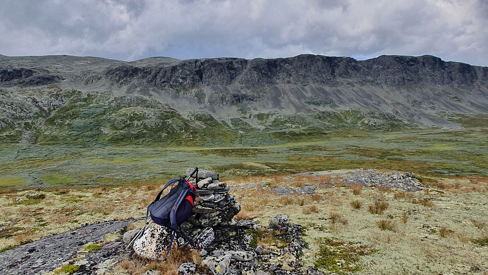 På toppen av Hovda (1350), med Reineskarvet i bakgrunnen. Jeg gikk ned til venstre, hvor det er grå ur og ikke bratt, med en bekk nedenfor.