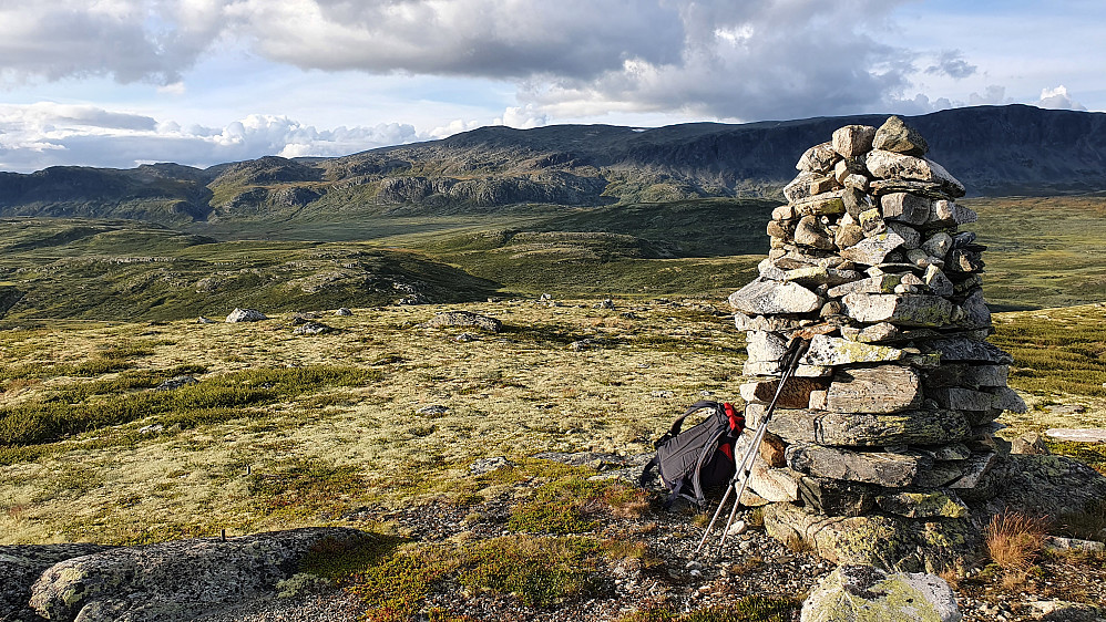 Stor toppvarde på Skjenhovda (1275). Bak er Reineskarvet. Eneste snøfonna jeg gikk over i løpet av turen, ses høyt oppe på fjellet, litt til høyre for midten av bildet.