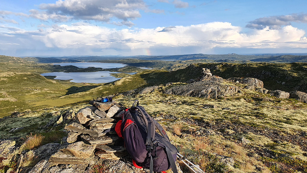 Nydelig kveldslys på turens siste topp, Skjenhovda Nordøst (1248). Nærmeste vannet til venstre er Tvistvatnet. Like bak dette ses innsjøen Rødungen.