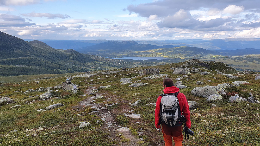 Vi vandrer nedover i nordsiden på Bergshammaren. Utsikt mot nordøst. Innsjøen midt i bildet er Helgesetvatnet.