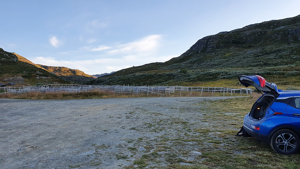 Parkeringsplassen ved Toviki, litt før klokka 7 på morgenen. Bildet er tatt oppover dalføret jeg skulle følge nå i begynnelsen, og hvor elva Mjolga renner.