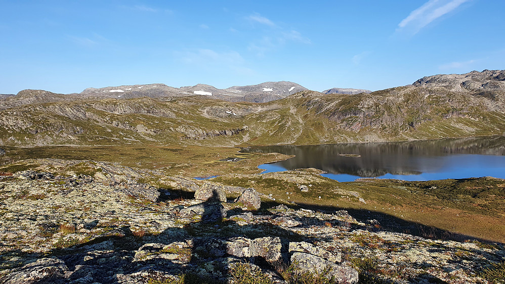 Utsikt mot vest fra Mjolgenuten (1331). Det største fjellet i bakgrunnen nesten midt i bildet, er Halldalsnuten (1764), som ble besteget for en drøy måned siden.