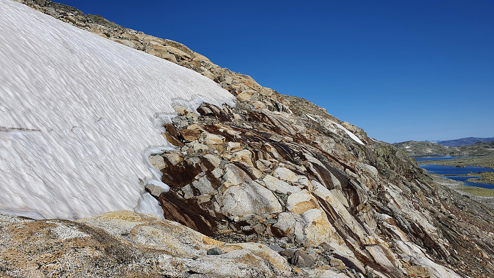 Jeg kom først fra fjellet helt oppe til venstre, så svingte jeg rundt enden på snøfonna midt i bildet, og gikk rett hitover hvor bildet er tatt fra.