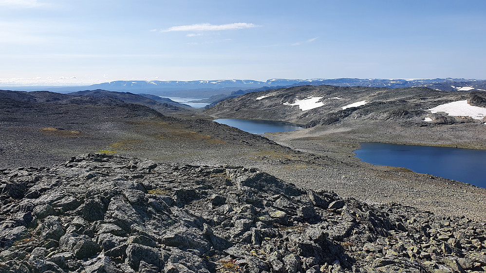 Utsikt sørover fra Vest for Raudbergnuten (1746). Vannene bakerst og litt til venstre er Djupsvatnet og Stolsvatnet. Dalen hitenfor Djupsvatnet er Mjolgedalen.