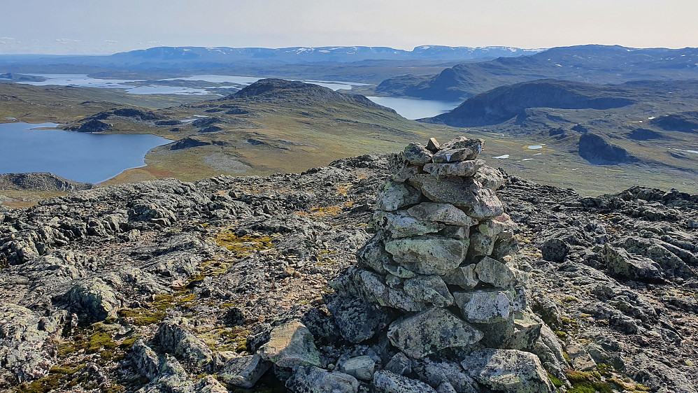 Utsikt sørover fra toppen av Julsennuten (1656). Dagens siste topp, Djupsnuten (1493), er fjellet litt til venstre foran de store innsjøene. Hallingskarvet er helt bakerst i bildet.