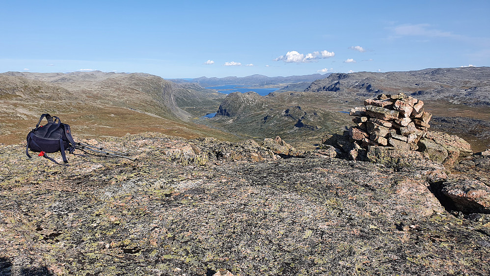 På Julsennose (1649), hvor utsynet østover var nydelig. Litt til venstre er den dype dalen mellom Nørdre og Søre Skålanuten.